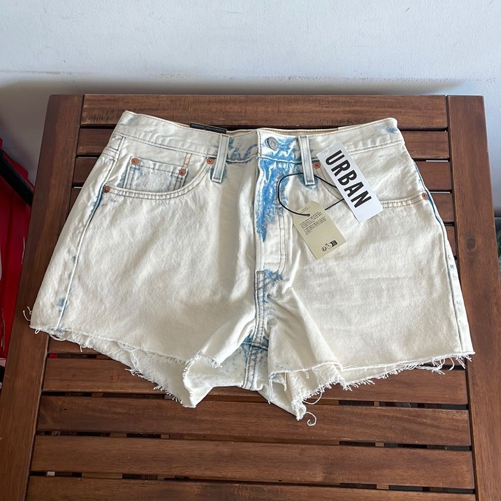 NWT Levi’s 501 Original Cutoff High-Rise Denim Short Snow Women Size 28(MSRP$69)